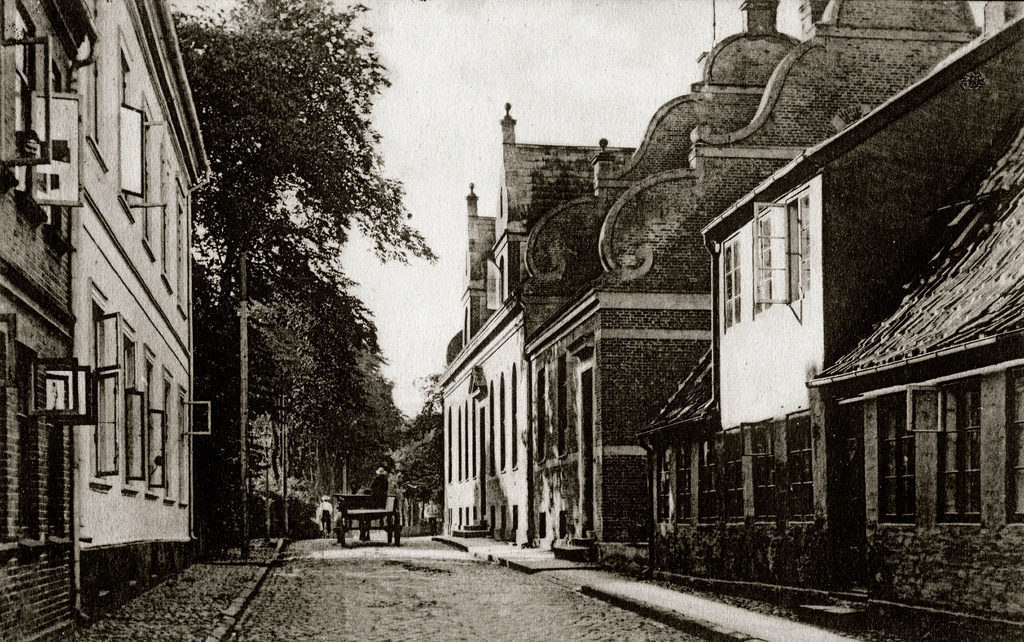 Sct. Nicolaj gade and the Giørtz family mansion in a photo from before 1916