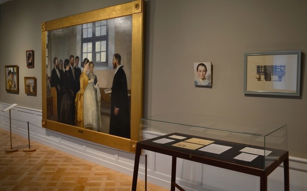 Her ses "En Barnedaab" omkranset af skitser fra Skagens Kunstmuseer. Fire af disse kommer nu til at kunne ses i Ribe i en længere årrække