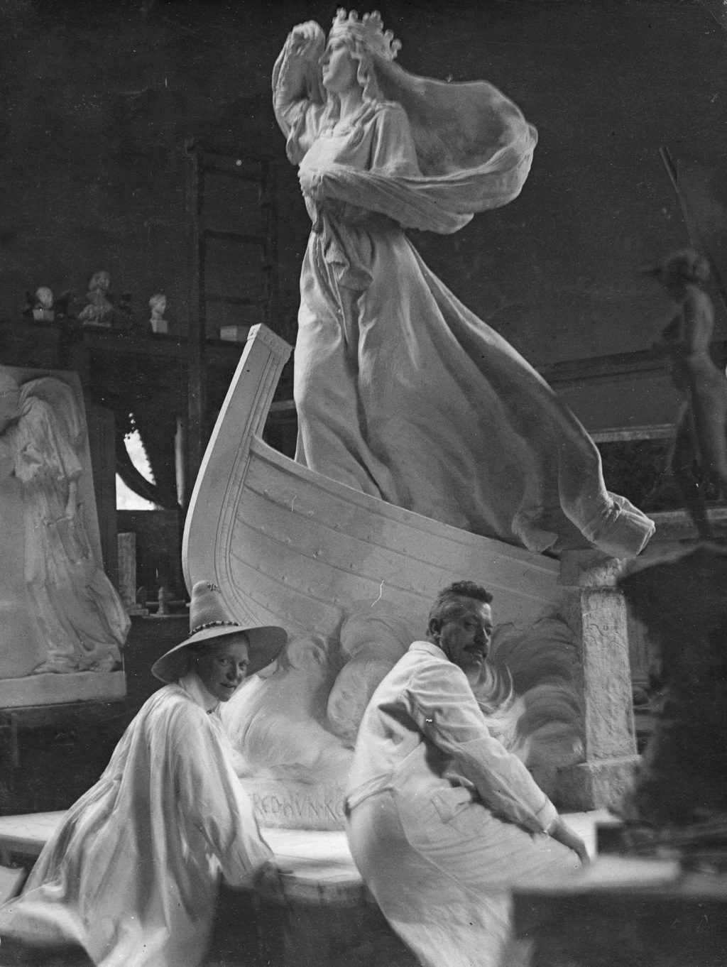 AMCN og hendes assistent, billedhugger Hans Peder Pedersen-Dan, med originalmodellen til monumentet over Dronning Dagmar, 1913. © Carl Nielsen Museet. Ukendt fotograf