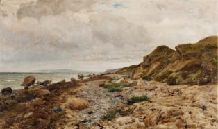 Stenet strandbred ved en jysk fjord