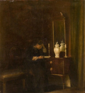 Interiør. Kvinde læsende ved mahognikommode foran spejl