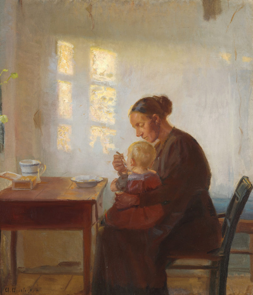 En mor med sit barn i en sollys stue